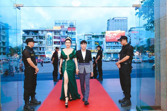 Hoa hậu Lý Kim Ngân trao giải thưởng Người đẹp dạ hội - Ảnh 2.