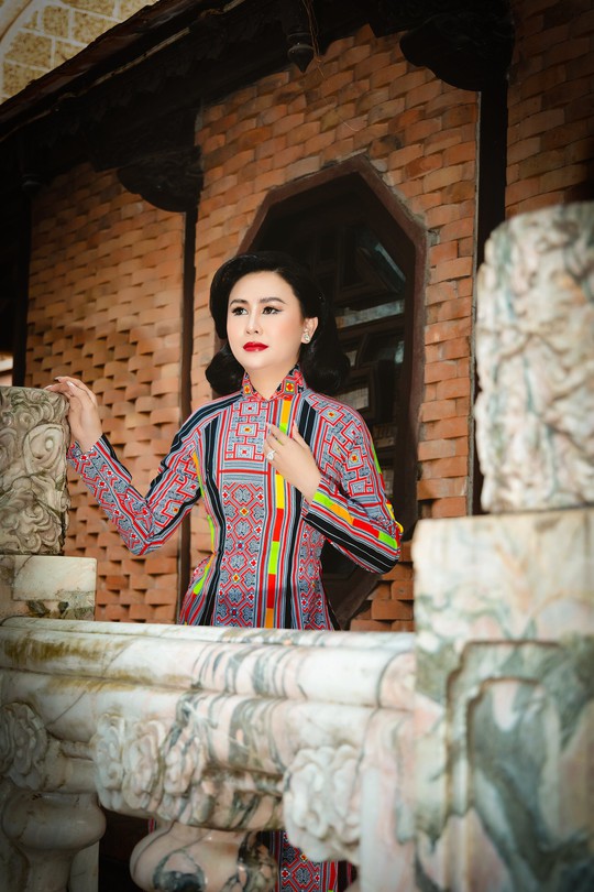 Hoa hậu Lý Kim Ngân đẹp nền nã trong tà áo dài thuần Việt - Ảnh 4.