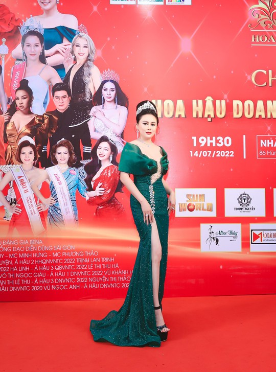 Hoa hậu Lý Kim Ngân trao giải thưởng Người đẹp dạ hội - Ảnh 4.