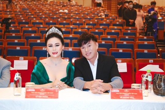 Hoa hậu Lý Kim Ngân trao giải thưởng Người đẹp dạ hội - Ảnh 5.