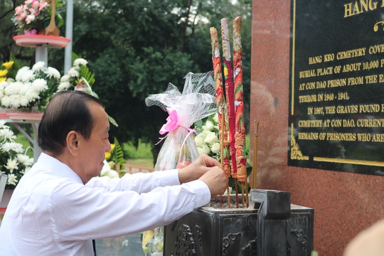 Lãnh đạo TP HCM chào cờ kỷ niệm 75 năm Ngày Thương binh - Liệt sĩ tại Côn Đảo - Ảnh 2.