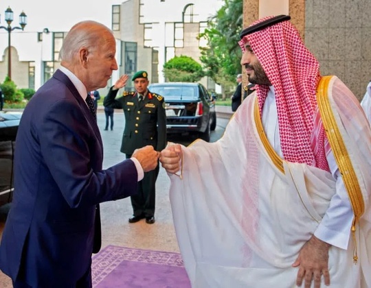 Vì sao ông Joe Biden bất đắc dĩ bắt tay với Thái tử Ả Rập Saudi? - Ảnh 1.