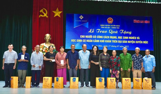 Báo Người Lao Động cùng Charm Group trao quà học sinh nghèo, người có công - Ảnh 2.
