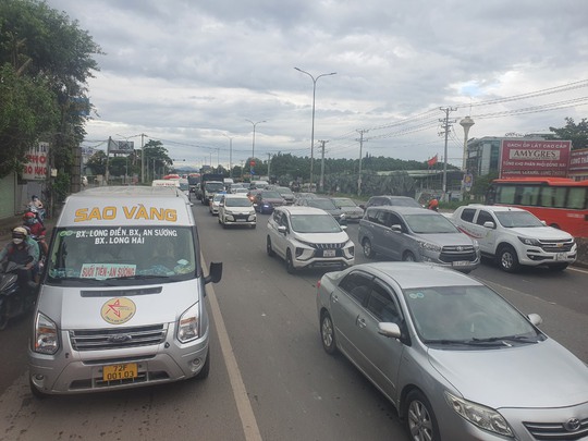 Từ Vũng Tàu về TP HCM mất hơn 5 giờ, tài xế kêu trời - Ảnh 1. Từ Vũng Tàu về TP HCM mất hơn 5 giờ, tài xế kêu trời - Ảnh 1.