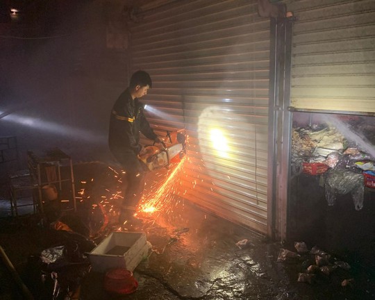 Cháy lớn tại chợ thị xã, 28 ki - ốt bị thiêu rụi - Ảnh 1.