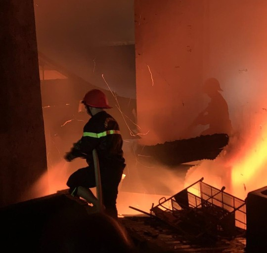 Cháy lớn tại chợ thị xã, 28 ki - ốt bị thiêu rụi - Ảnh 2.