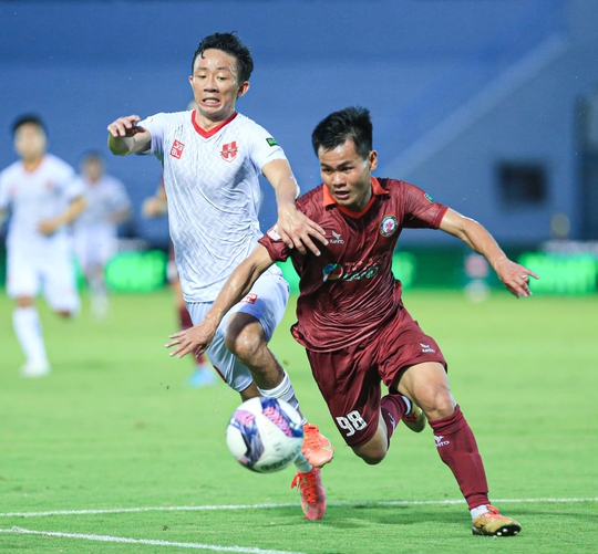 Thắng đậm TopenLand Bình Định, CLB Hải Phòng chiếm ngôi đầu V-League - Ảnh 1.