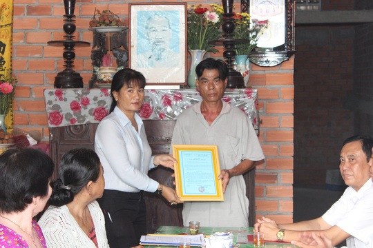 Agribank huyện Cái Bè hỗ trợ 5 gia đình an cư lạc nghiệp - Ảnh 1.