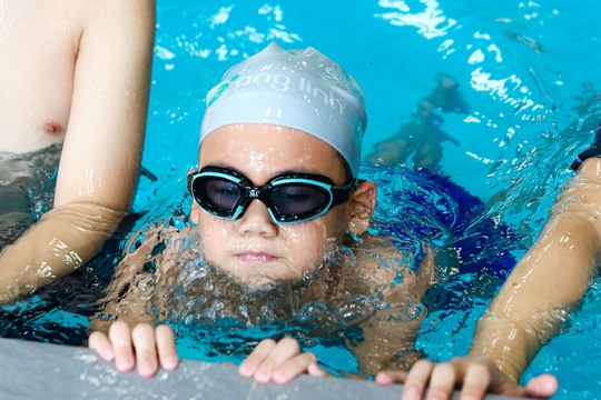 Miễn phí dạy bơi cho hơn 150 trẻ em có hoàn cảnh khó khăn ở Hà Nội - Ảnh 12.