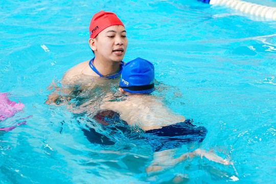 Miễn phí dạy bơi cho hơn 150 trẻ em có hoàn cảnh khó khăn ở Hà Nội - Ảnh 11.