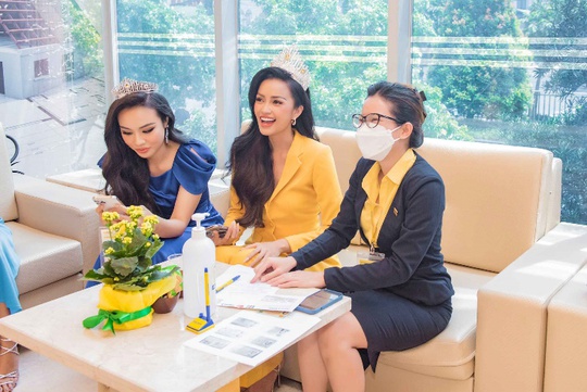 Top 3 Hoa hậu Hoàn vũ Việt Nam 2022 trải nghiệm không gian giao dịch số tại Nam A Bank - Ảnh 3.