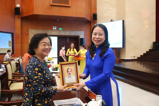 Chủ tịch Hội Liên hiệp Phụ nữ Việt Nam bật khóc trong buổi nhắc nhớ ký ức - Ảnh 7.