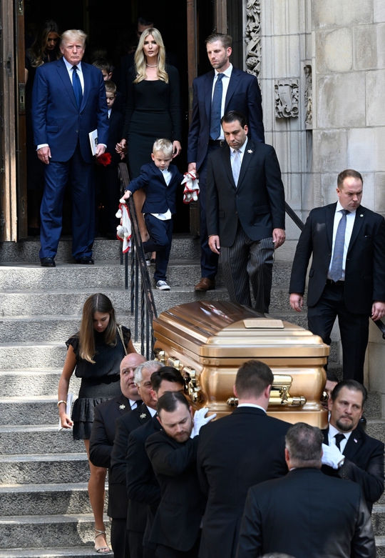 Ông Donald Trump dự tang lễ “đẫm nước mắt” của vợ cũ - Ảnh 8.