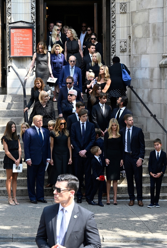 Ông Donald Trump dự tang lễ “đẫm nước mắt” của vợ cũ - Ảnh 9.