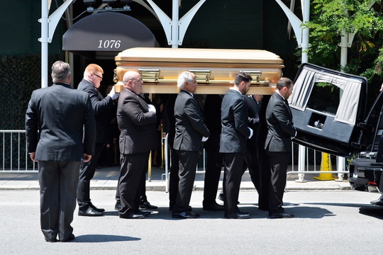 Ông Donald Trump dự tang lễ “đẫm nước mắt” của vợ cũ - Ảnh 11.