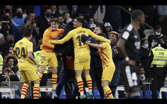 Barcelona đón “thuyền trưởng”, sẵn sàng cho El Clasico - Ảnh 2.