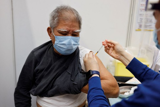 Các nhà lãnh đạo Trung Quốc tiêm vắc-xin Covid-19 nội địa - Ảnh 1.