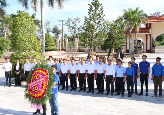 Nhiệt điện Cần Thơ tri ân các anh hùng - liệt sĩ - Ảnh 1. Nhiệt điện Cần Thơ tri ân các anh hùng - liệt sĩ - Ảnh 1.