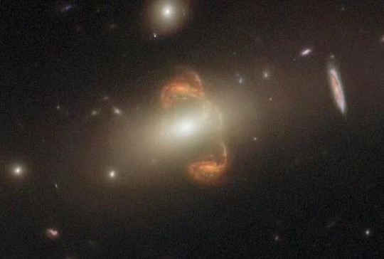 Ảnh độc từ siêu kính viễn vọng: Gương thiên hà xuyên không - Ảnh 1.