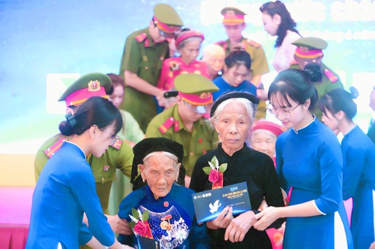Trưng bày ảnh Hà Nội - Tiếp nối truyền thống uống nước nhớ nguồn - Ảnh 3.