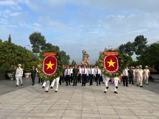 Lãnh đạo TP HCM, Quân Khu 7 tưởng niệm các anh hùng liệt sĩ - Ảnh 4.