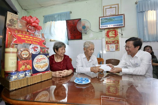 Chủ tịch UBND TP HCM thăm gia đình chính sách ở quận 5 - Ảnh 3.