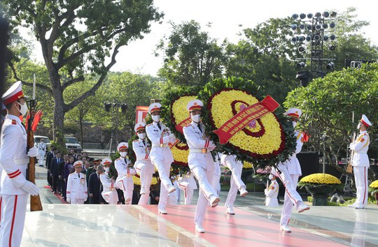 Lãnh đạo Đảng, Nhà nước tưởng nhớ Chủ tịch Hồ Chí Minh và các Anh hùng liệt sĩ - Ảnh 1.