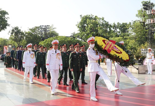 Lãnh đạo Đảng, Nhà nước tưởng nhớ Chủ tịch Hồ Chí Minh và các Anh hùng liệt sĩ - Ảnh 3.