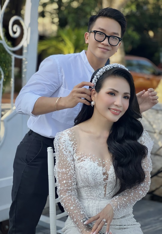 NTK Tommy Nguyễn giới thiệu mẫu áo dạ hội cưới - Ảnh 1.