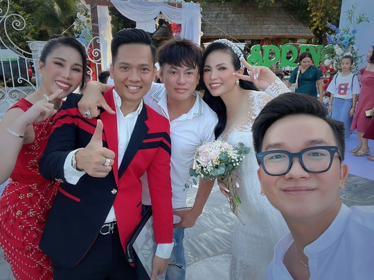 NTK Tommy Nguyễn giới thiệu mẫu áo dạ hội cưới - Ảnh 2.