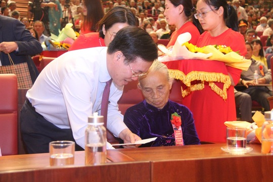 Chủ tịch Quốc hội Vương Đình Huệ thăm, tặng quà người có công - Ảnh 5.