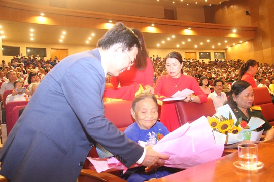 Chủ tịch Quốc hội Vương Đình Huệ thăm, tặng quà người có công - Ảnh 4.