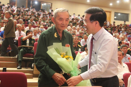 Chủ tịch Quốc hội Vương Đình Huệ thăm, tặng quà người có công - Ảnh 6.