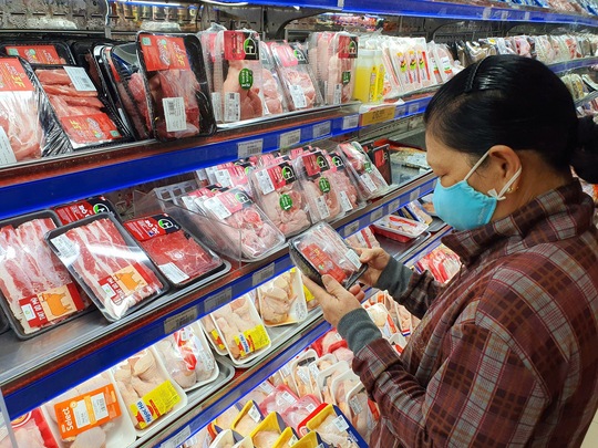 Hơn 10 loại thịt heo giảm giá đến 50% tại siêu thị Co.opmart - Ảnh 1.