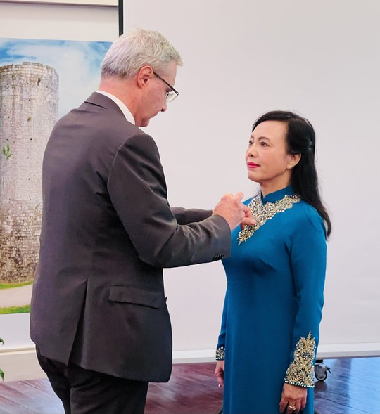 Nguyên Bộ trưởng Y tế Nguyễn Thị Kim Tiến nhận Huân chương Bắc đẩu Bội tinh - Ảnh 1. Nguyên Bộ trưởng Y tế Nguyễn Thị Kim Tiến nhận Huân chương Bắc đẩu Bội tinh - Ảnh 1.