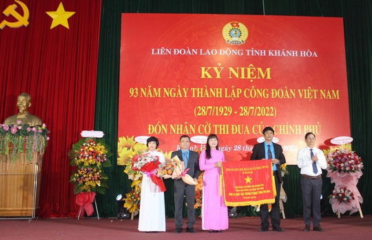Công đoàn Khánh Hòa nhận cờ thi đua của Chính phủ - Ảnh 1.