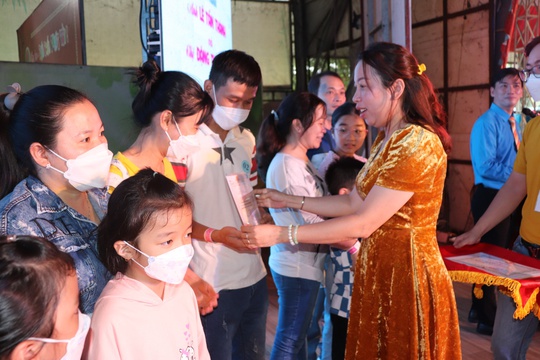 Tôn vinh gia đình vượt khó, hạnh phúc - Ảnh 2.