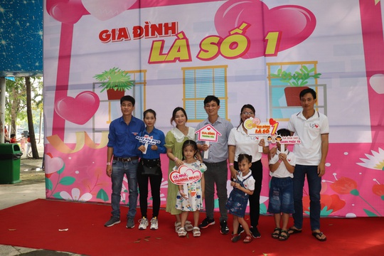 Tôn vinh gia đình vượt khó, hạnh phúc - Ảnh 1.