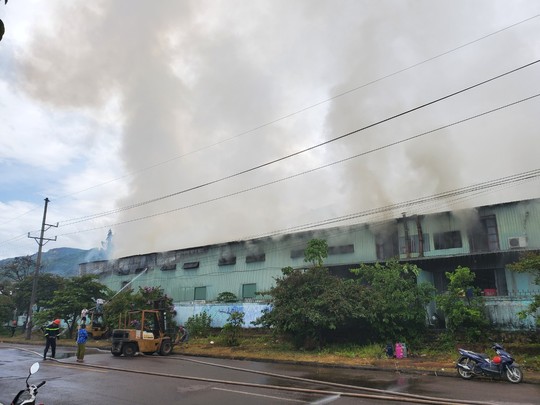 Cháy lớn tại xưởng sản xuất công ty gỗ ở Bình Định - Ảnh 4.