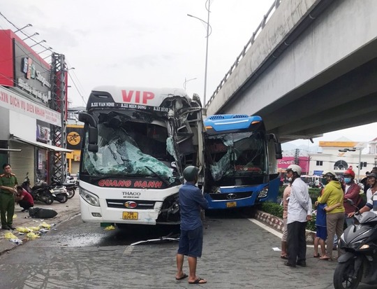 Khánh Hòa: Hai xe khách kẹp nhau dưới chân cầu vượt, 1 người chết - Ảnh 1.