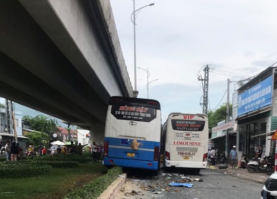 Khánh Hòa: Hai xe khách kẹp nhau dưới chân cầu vượt, 1 người chết - Ảnh 2.