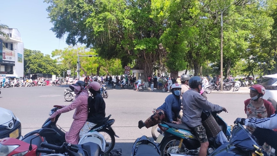Đối tượng dùng súng AK tấn công cướp tiệm vàng ra đầu thú - Ảnh 1.