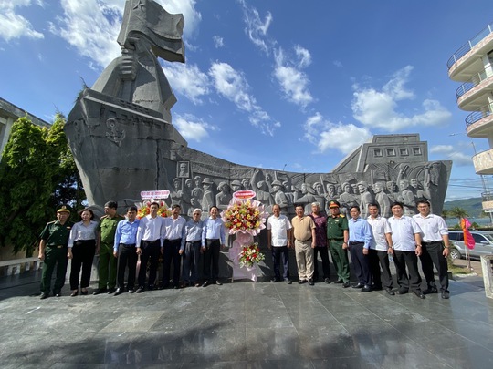 Ban Liên lạc học sinh miền Nam Trung ương tiếp tục tặng quà cho học sinh, người nghèo Bình Định - Ảnh 2.