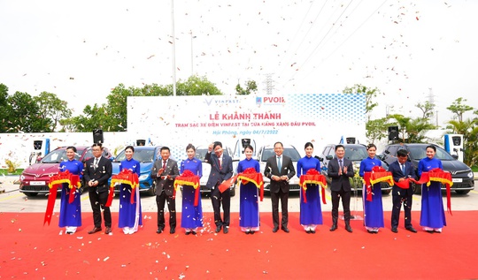 Khánh thành trạm sạc xe điện VinFast đầu tiên tại cửa hàng xăng dầu PVOIL - Ảnh 1.