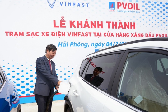 Khánh thành trạm sạc xe điện VinFast đầu tiên tại cửa hàng xăng dầu PVOIL - Ảnh 2.