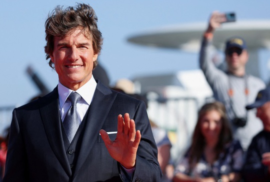 Tom Cruise phong độ mừng sinh nhật tuổi 60 tại Anh - Ảnh 11.