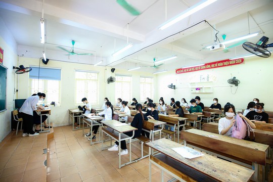 Thí sinh háo hức làm thủ tục thi tốt nghiệp THPT 2022 - Ảnh 13.