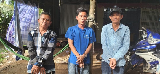 Bắt tại trận người đàn bà tiếp tay cho 40 con bạc trong vườn xoài - Ảnh 3.