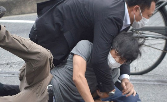 Viên đạn bắn cựu Thủ tướng Abe Shinzo xuyên trúng tim - Ảnh 3.