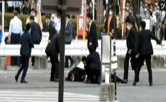 Viên đạn bắn cựu Thủ tướng Abe Shinzo xuyên trúng tim - Ảnh 2.